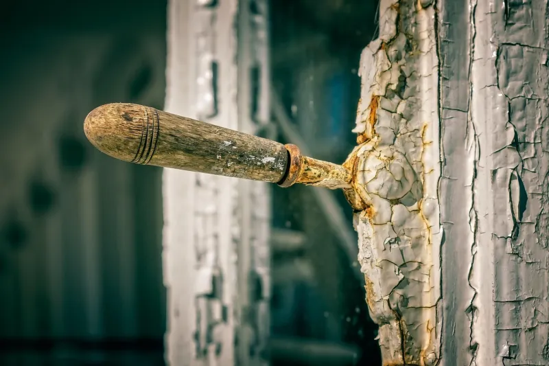 Detail dveřního a okenního kování